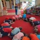 Konečně Včeličky v plném počtu a krásné počasí nás vyhnalo ven.