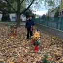 Uspávání broučků na školní zahradě s rodiči