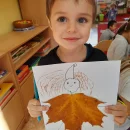 Včeličky tvoří z podzimního listí