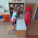 Motýlci dramatizují pohádku O Červené Karkulce