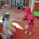 Motýlci dramatizují pohádku O Červené Karkulce